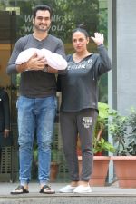 Esha Deol & Bharat Takhtani Blessed With Sweet Baby Girl Discharge From Hospital on 23rd Oct 2017 (17)_59eda4d41d021.JPG