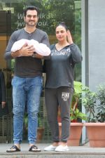 Esha Deol & Bharat Takhtani Blessed With Sweet Baby Girl Discharge From Hospital on 23rd Oct 2017 (19)_59eda4d5505d0.JPG