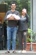 Esha Deol & Bharat Takhtani Blessed With Sweet Baby Girl Discharge From Hospital on 23rd Oct 2017 (20)_59eda4d5d76c1.JPG