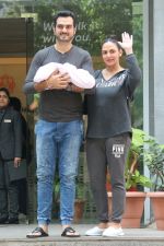 Esha Deol & Bharat Takhtani Blessed With Sweet Baby Girl Discharge From Hospital on 23rd Oct 2017 (21)_59eda4d67db91.JPG