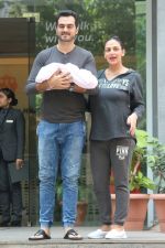 Esha Deol & Bharat Takhtani Blessed With Sweet Baby Girl Discharge From Hospital on 23rd Oct 2017 (22)_59eda4d7195c5.JPG