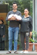 Esha Deol & Bharat Takhtani Blessed With Sweet Baby Girl Discharge From Hospital on 23rd Oct 2017 (23)_59eda4d7d1dd1.JPG
