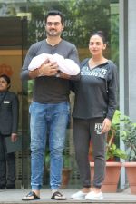 Esha Deol & Bharat Takhtani Blessed With Sweet Baby Girl Discharge From Hospital on 23rd Oct 2017 (24)_59eda4d86fd7c.JPG