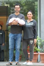 Esha Deol & Bharat Takhtani Blessed With Sweet Baby Girl Discharge From Hospital on 23rd Oct 2017 (25)_59eda4d916b10.JPG