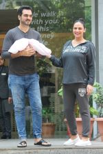 Esha Deol & Bharat Takhtani Blessed With Sweet Baby Girl Discharge From Hospital on 23rd Oct 2017 (27)_59eda4da4908b.JPG