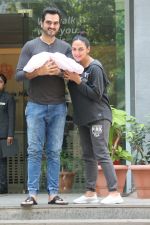 Esha Deol & Bharat Takhtani Blessed With Sweet Baby Girl Discharge From Hospital on 23rd Oct 2017 (29)_59eda4db7b63b.JPG