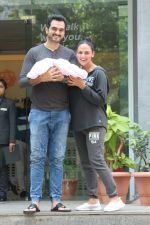 Esha Deol & Bharat Takhtani Blessed With Sweet Baby Girl Discharge From Hospital on 23rd Oct 2017 (31)_59eda4dcb060c.JPG