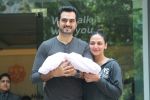 Esha Deol & Bharat Takhtani Blessed With Sweet Baby Girl Discharge From Hospital on 23rd Oct 2017 (35)_59eda4df04f50.JPG