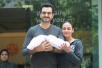 Esha Deol & Bharat Takhtani Blessed With Sweet Baby Girl Discharge From Hospital on 23rd Oct 2017 (36)_59eda4df98cb4.JPG