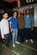Tusshar Kapoor, Kunal Khemu, Johnny Lever, Rohit Shetty with Golmaal Again Team Visit Gaiety Cinema on 22nd Oct 2017 (15)_59ed90e801711.JPG