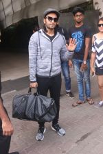 Ranveer Singh Spotted At Totter Club In Bandra on 23rd Oct 2017 (6)_59eee1a753126.JPG