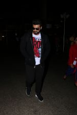 Arjun Kapoor Spotted At Airport on 24th Oct 2017 (7)_59f020bcb70dc.JPG