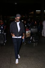 Ayushman Khurana Spotted At Airport With Family on 24th Oct 2017 (4)_59f020d220b39.JPG