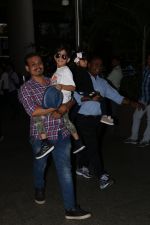 Ayushman Khurana Spotted At Airport With Family on 24th Oct 2017 (6)_59f020d46e88a.JPG