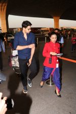 Sidharth Malhotra Spotted At Airport on 25th Oct 2017 (1)_59f095e98132e.JPG