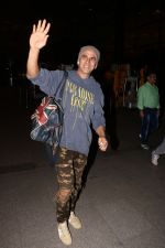 Akshay Kumar spotted at airport on 25th Oct 2017 (12)_59f2d1467aef9.JPG