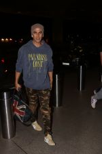 Akshay Kumar spotted at airport on 25th Oct 2017 (3)_59f2d1357e6e7.JPG