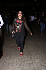 Kajol spotted at airport on 25th Oct 2017 (10)_59f2d187af314.JPG