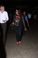 Kajol spotted at airport on 25th Oct 2017 (4)_59f2d17d59c54.JPG