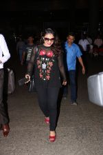 Kajol spotted at airport on 25th Oct 2017 (6)_59f2d1808d5d1.JPG
