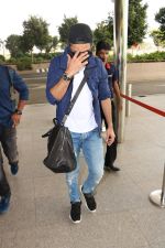 Shahid Kapoor Spotted At Airport on 27th Oct 2017 (7)_59f2f0fab54d0.JPG