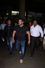Salman Khan Spotted At Airport on 27th Oct 2017 (3)_59f433262dba5.JPG