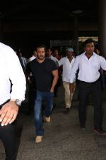 Salman Khan Spotted At Airport on 27th Oct 2017 (6)_59f4332f1d8dd.JPG