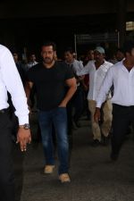 Salman Khan Spotted At Airport on 27th Oct 2017 (8)_59f43331bbfe7.JPG