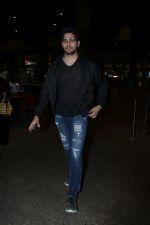 Sidharth Malhotra Spotted At Airport on 27th Oct 2017 (10)_59f434a778d08.JPG