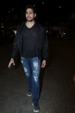 Sidharth Malhotra Spotted At Airport on 27th Oct 2017 (16)_59f434ac2c69a.JPG