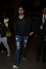 Sidharth Malhotra Spotted At Airport on 27th Oct 2017 (4)_59f434a37e23c.JPG