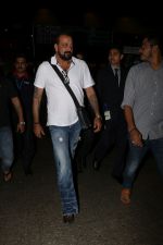 Sanjay Dutt Spotted At Airport on 30th Oct 2017 (12)_59f8193a41773.JPG