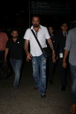 Sanjay Dutt Spotted At Airport on 30th Oct 2017 (4)_59f819353309b.JPG