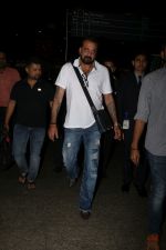Sanjay Dutt Spotted At Airport on 30th Oct 2017 (6)_59f819367a034.JPG