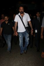 Sanjay Dutt Spotted At Airport on 30th Oct 2017 (9)_59f8193848fa7.JPG