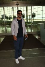Angad Bedi Spotted At Airport on 31st Oct 2017 (2)_59fab8efe5398.JPG