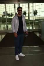 Angad Bedi Spotted At Airport on 31st Oct 2017 (3)_59fab8f107496.JPG