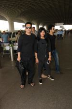 Sajid Nadiadwala with Family Spotted At Airport on 31st Oct 2017 (4)_59fabbc4a513d.JPG