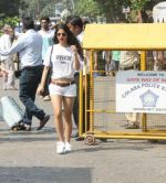 Suhana Khan Way To Alibaug 1st Nov on 2nd Nov 2017 (12)_59faf19fbb439.jpg