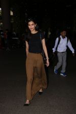 Diana Penty Spotted At Airport on 4th Nov 2017 (2)_59fd975e48817.JPG