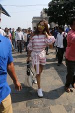 Malaika Arora At Gateway Of India As They Return From Shahrukh Khan_s Birthday Party At Alibag on 2nd Nov 2017 (28)_59fd82d008d49.JPG
