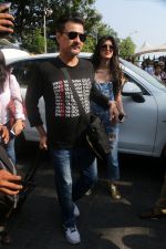 Sanjay Kapoor At Gateway Of India As They Return From Shahrukh Khan_s Birthday Party At Alibag on 2nd Nov 2017 (43)_59fd83178af90.JPG