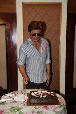 Shah Rukh Khan_s 52nd Birthday Bash on 2nd Nov 2017 (24)_59fd8749471c9.JPG