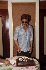 Shah Rukh Khan_s 52nd Birthday Bash on 2nd Nov 2017 (25)_59fd8749d0e2c.JPG
