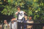 Shah Rukh Khan_s 52nd Birthday Celebration With Fans on 2nd Nov 2017 (287)_59fd80e097d27.JPG