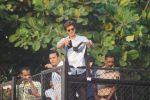 Shah Rukh Khan_s 52nd Birthday Celebration With Fans on 2nd Nov 2017 (290)_59fd80e2dfef4.JPG