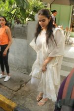 Sara Ali Khan Spotted At Kitchen Garden, Bandra on 4th Nov 2017 (11)_59fee0c8edf54.JPG