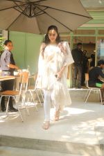 Sara Ali Khan Spotted At Kitchen Garden, Bandra on 4th Nov 2017 (5)_59fee0c49f674.JPG