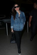 Kareena Kapoor Spotted At Airport on 6th Nov 2017 (10)_5a014df09f8e1.JPG