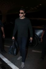 Ranveer Singh Spotted At Airport on 7th Nov 2017 (7)_5a014e058c819.JPG